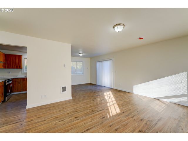 1049 Se WALNUT St, Hillsboro, OR 97123