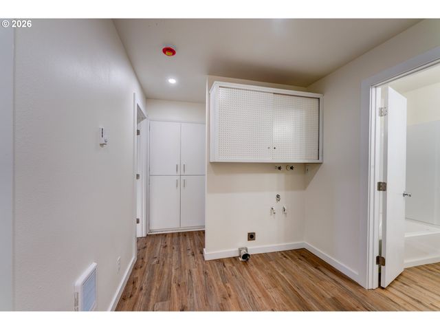 1049 Se WALNUT St, Hillsboro, OR 97123
