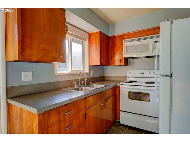 1049 Se WALNUT St, Hillsboro, OR 97123