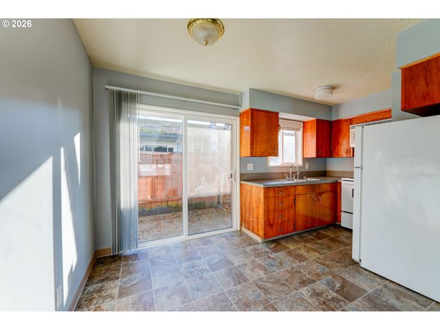1049 Se WALNUT St, Hillsboro, OR 97123