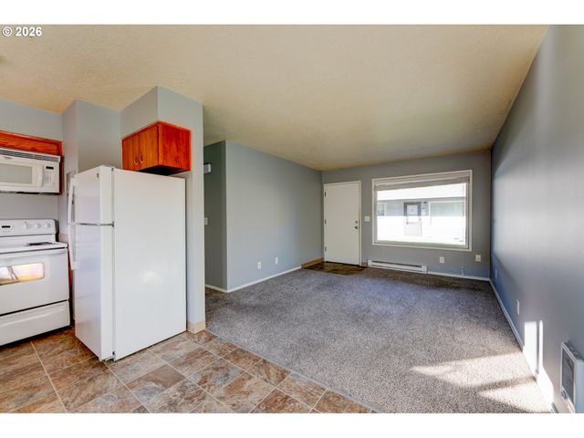 1049 Se WALNUT St, Hillsboro, OR 97123