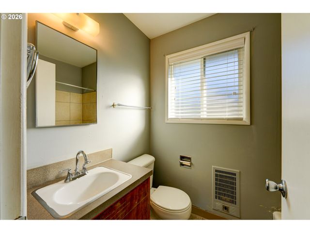 1049 Se WALNUT St, Hillsboro, OR 97123