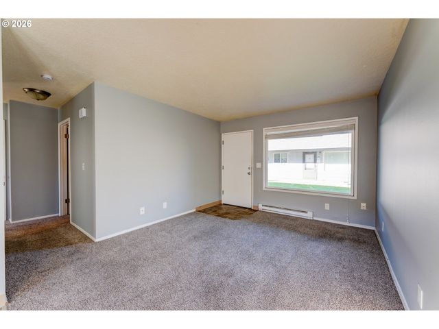 1049 Se WALNUT St, Hillsboro, OR 97123