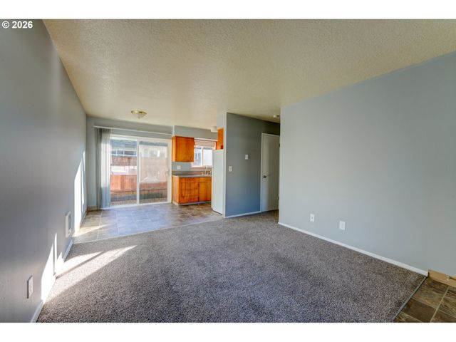 1049 Se WALNUT St, Hillsboro, OR 97123