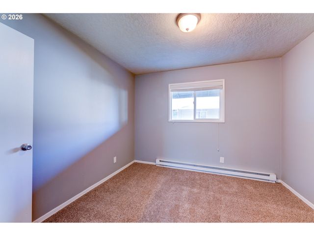 1049 Se WALNUT St, Hillsboro, OR 97123
