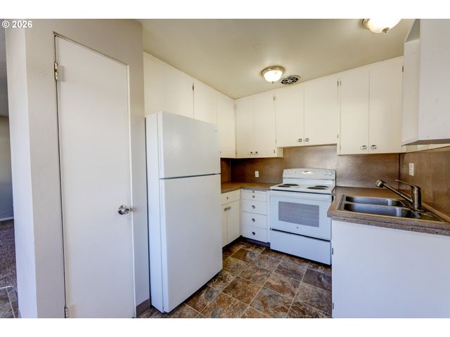 1049 Se WALNUT St, Hillsboro, OR 97123