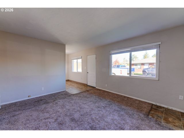 1049 Se WALNUT St, Hillsboro, OR 97123
