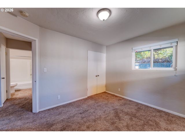 1049 Se WALNUT St, Hillsboro, OR 97123