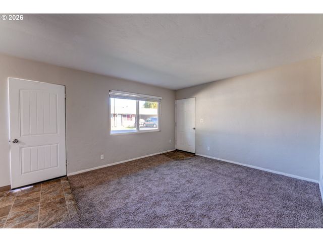 1049 Se WALNUT St, Hillsboro, OR 97123