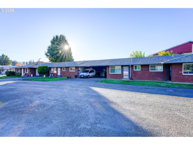 1049 Se WALNUT St, Hillsboro, OR 97123