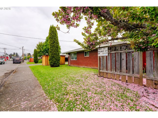 1049 Se WALNUT St, Hillsboro, OR 97123