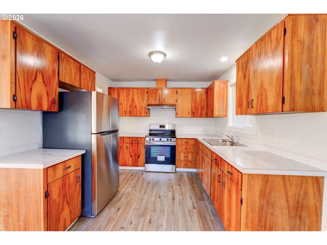 1049 Se WALNUT St, Hillsboro, OR 97123