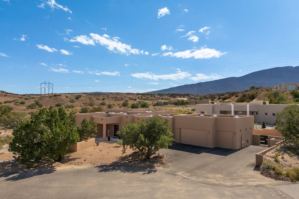Image 4 of property listing at 14 Basketweaver Court, Placitas, NM 87043