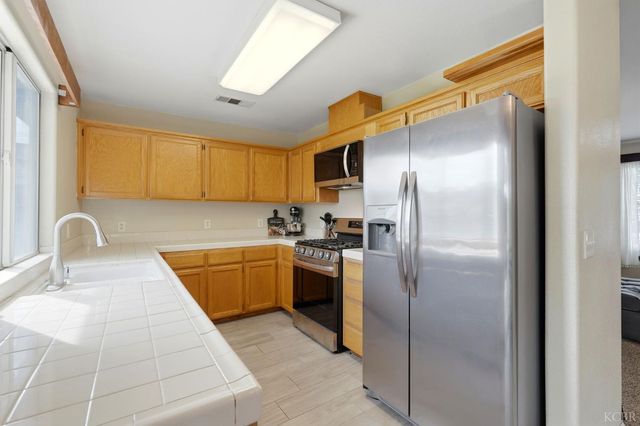 1003 Edison Drive, Hanford, CA 93230