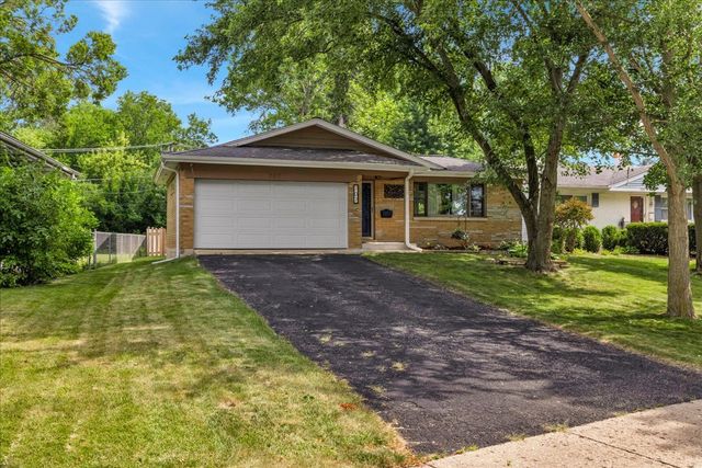 707 S Gables Boulevard, Wheaton, IL 60189