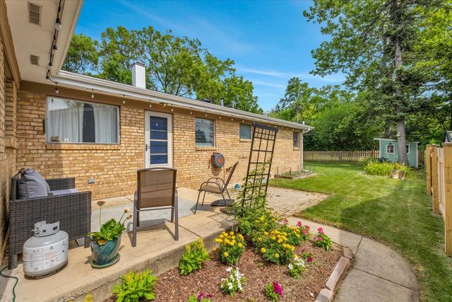 707 S Gables Boulevard, Wheaton, IL 60189