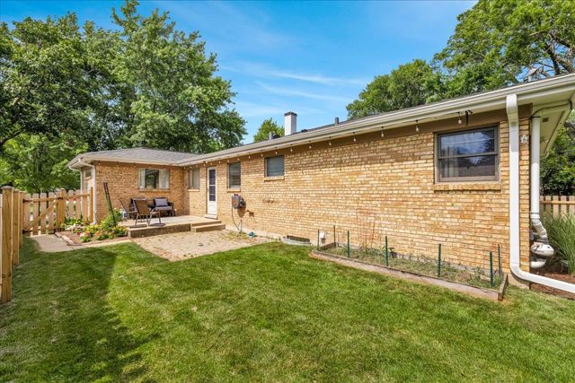 707 S Gables Boulevard, Wheaton, IL 60189