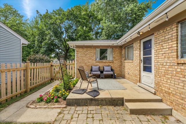 707 S Gables Boulevard, Wheaton, IL 60189