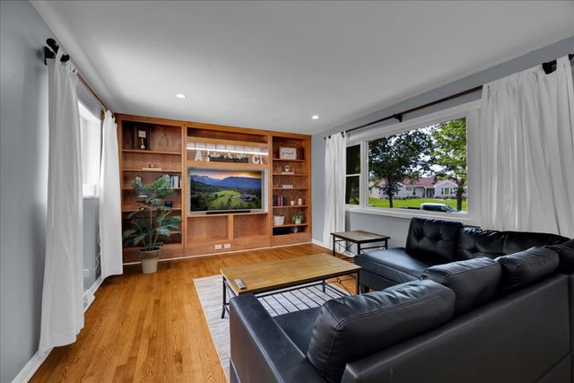 707 S Gables Boulevard, Wheaton, IL 60189