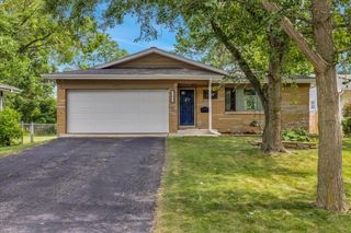 707 S Gables Boulevard, Wheaton, IL 60189