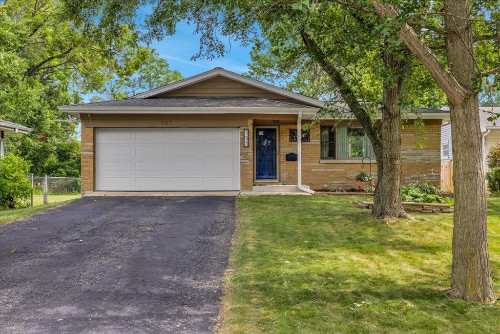 707 S Gables Boulevard, Wheaton, IL 60189