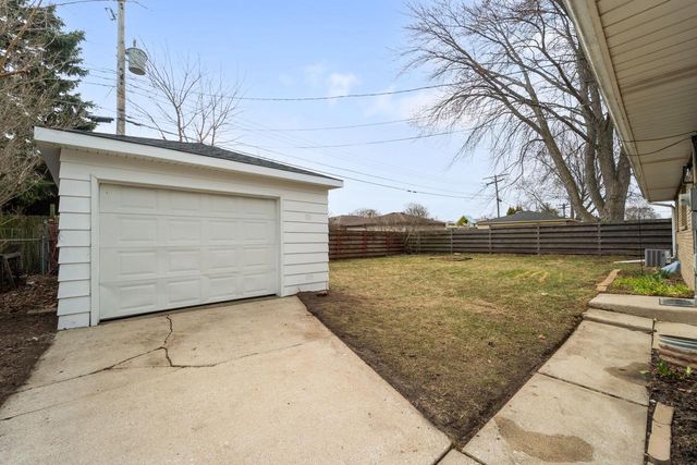 821 Saxony DRIVE, Racine, WI 53402