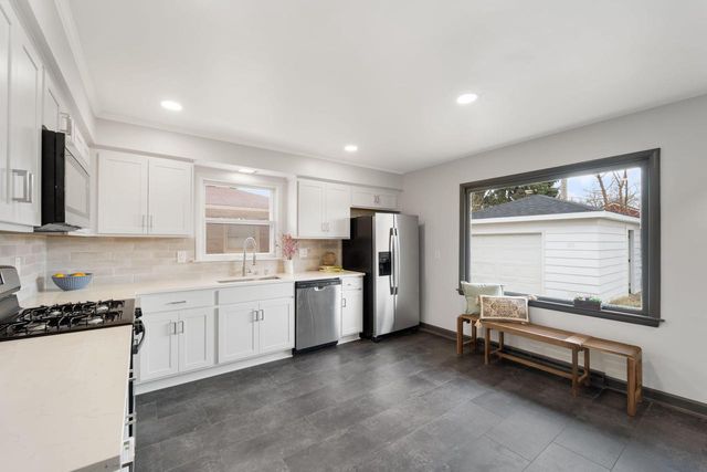 821 Saxony DRIVE, Racine, WI 53402