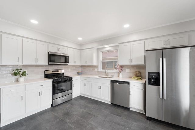 821 Saxony DRIVE, Racine, WI 53402