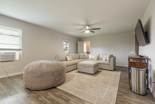 905 Aberdeen Ct, Columbia, TN 38401
