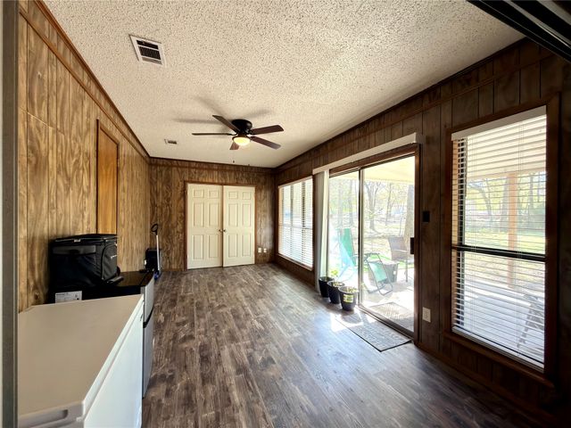 124 Golden Oaks Drive, Mabank, TX 75156