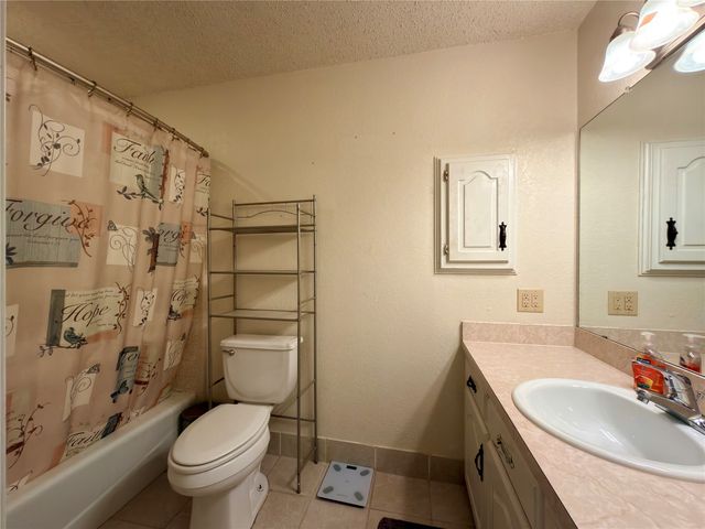 124 Golden Oaks Drive, Mabank, TX 75156