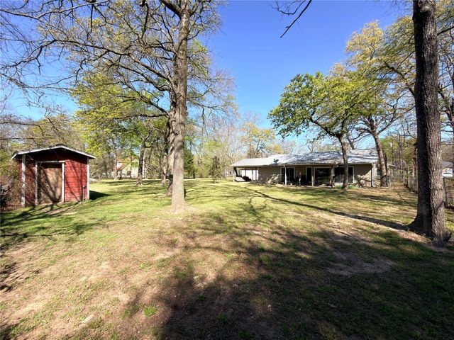 124 Golden Oaks Drive, Mabank, TX 75156