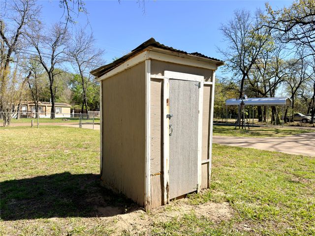 124 Golden Oaks Drive, Mabank, TX 75156