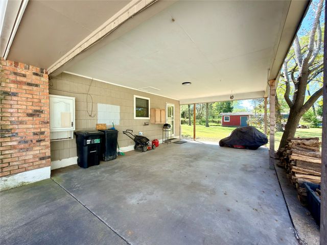 124 Golden Oaks Drive, Mabank, TX 75156