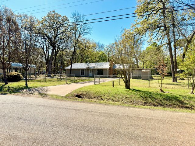 124 Golden Oaks Drive, Mabank, TX 75156