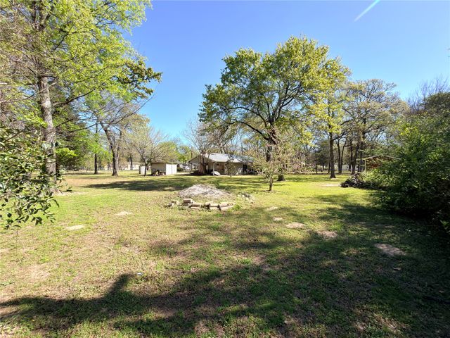 124 Golden Oaks Drive, Mabank, TX 75156
