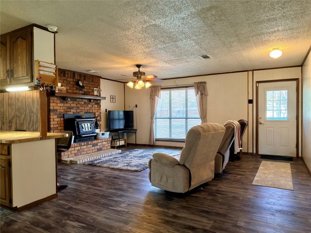 124 Golden Oaks Drive, Mabank, TX 75156