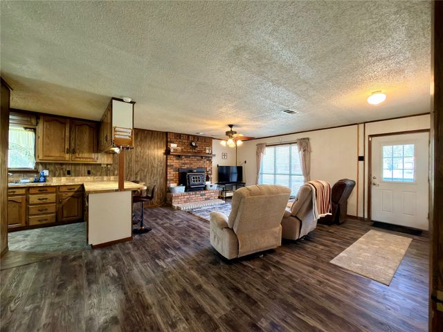 124 Golden Oaks Drive, Mabank, TX 75156