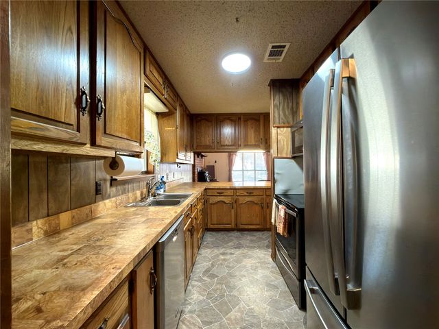 124 Golden Oaks Drive, Mabank, TX 75156