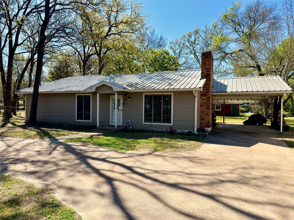 124 Golden Oaks Drive, Mabank, TX 75156