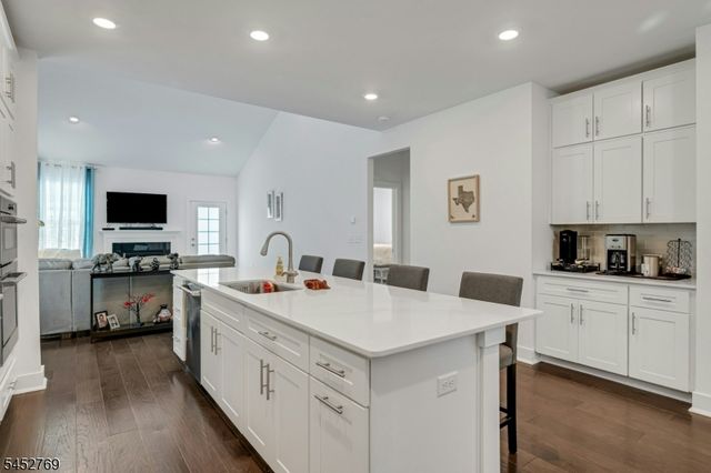 49 Whitney Ave, Morris Plains Boro, NJ 07950