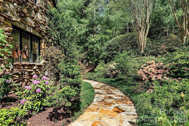 8 Timber Wolf Court, Asheville, NC 28804