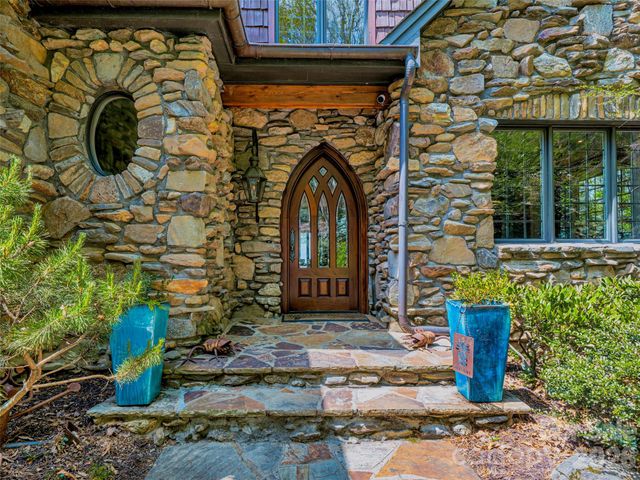 8 Timber Wolf Court, Asheville, NC 28804