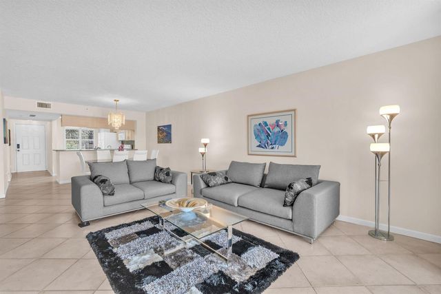 5842 Crystal Shores Drive 302, Boynton Beach, FL 33437
