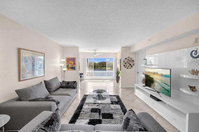 5842 Crystal Shores Drive 302, Boynton Beach, FL 33437