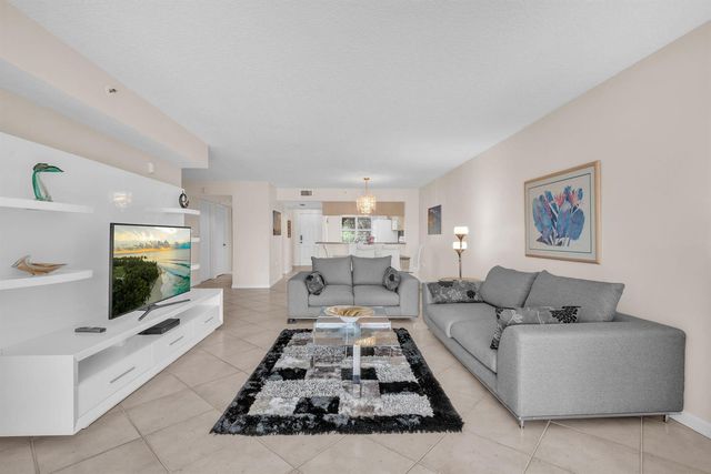 5842 Crystal Shores Drive 302, Boynton Beach, FL 33437