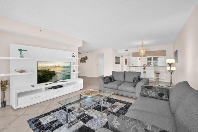 5842 Crystal Shores Drive 302, Boynton Beach, FL 33437