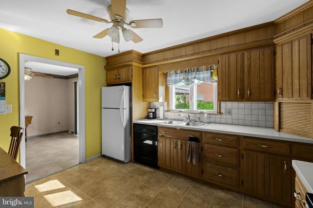77 GLENDALE DR, Lancaster, PA 17602