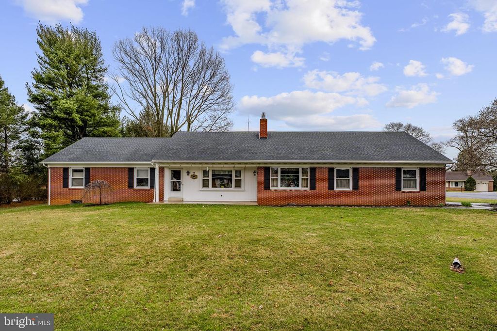 77 GLENDALE DR, Lancaster, PA 17602