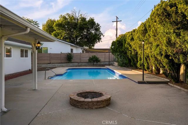 10000 Amestoy Avenue, Northridge, CA 91325